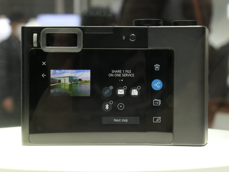 モニター右端は、右手親指のタッチ/スワイプで基本設定を行う操作エリア。