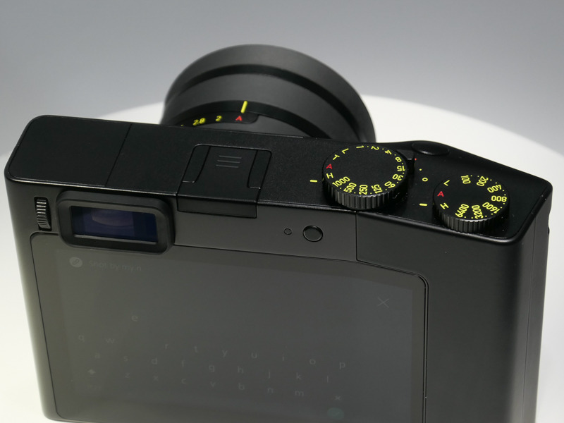 黄色い文字と、オートを示す赤い文字のみのシンプルな表記。