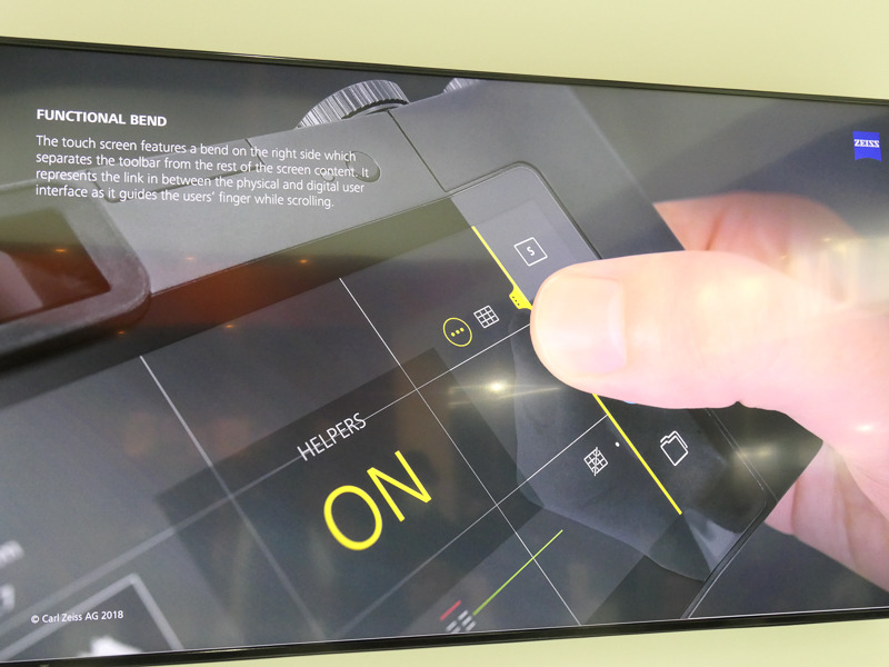 画面右側にはツールバーが並ぶ。ファインダー内にも同様に表示され、接眼したまま操作可能。