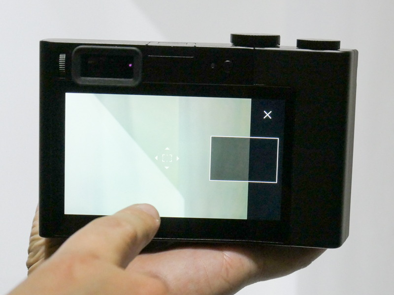 EVF使用時は、いわゆる"タッチパッドAF"のように背面モニターを使える。