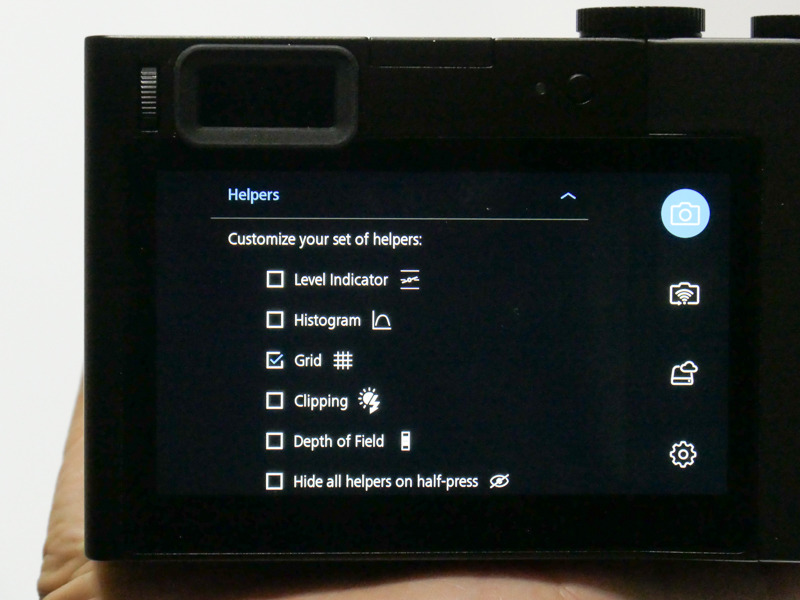 撮影画面には、あらゆるパラメーターを表示可能。全てオフにして、上面のダイヤルのみを使って撮影することもできる。