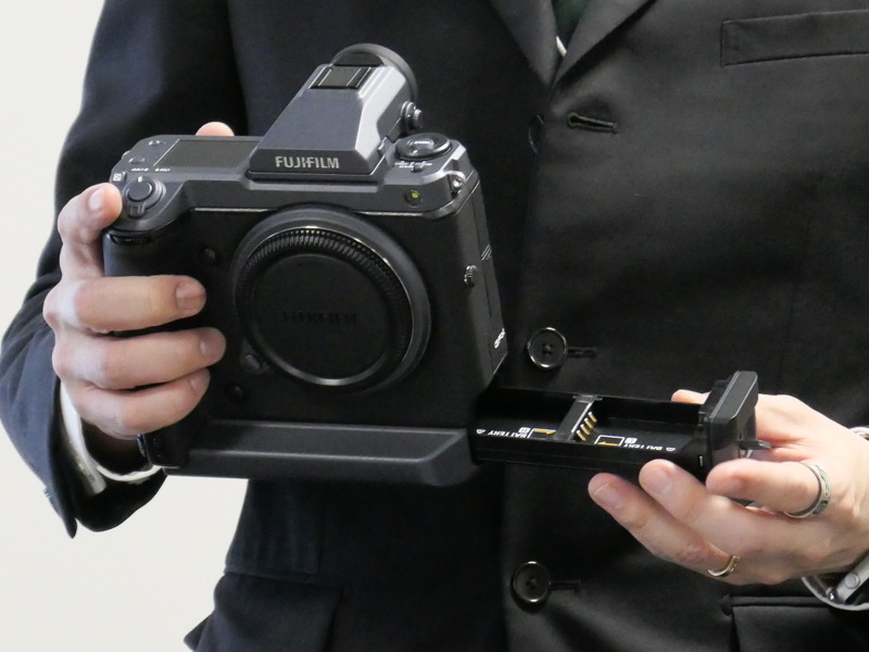 バッテリーは底部トレイに2個入る。