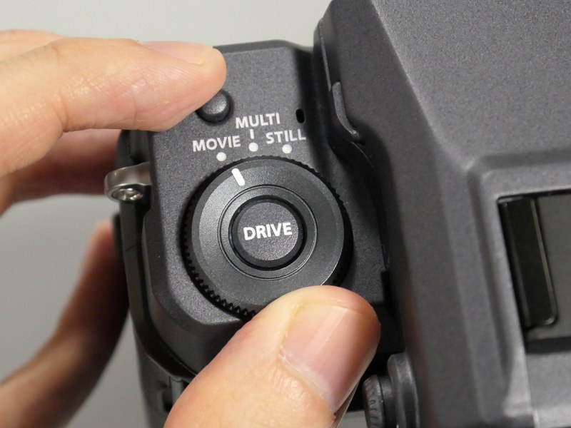 静止画撮影と動画撮影を瞬時に切り換える「ドライブモードダイヤル」と呼ぶ操作部。従来のXシリーズのようにシャッタースピードなどが物理的に記載されている操作系よりも、プロユースにおける静止画/動画の切り換えやテザー撮影でスムーズに使えるという。