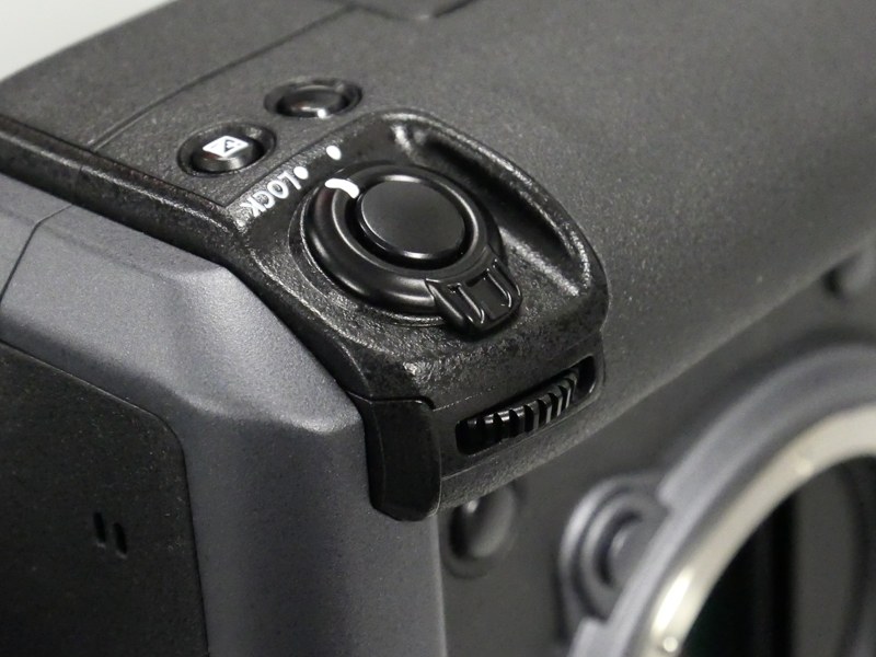 縦位置グリップ部分のボタン。