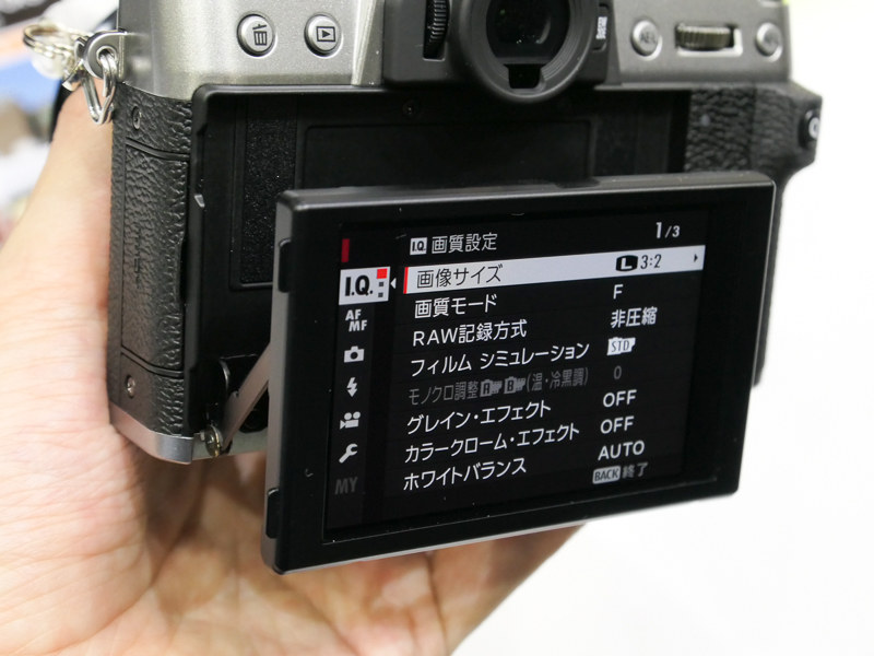 基本的なサイズ感はX-T10/X-T20と同じだが、液晶モニター部分の薄型化など、細部の変更が見られる。