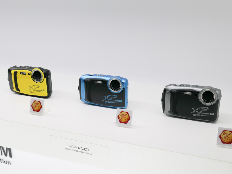 防水カメラ「FinePix XP140」。こちらのデモ機は今回用意なしとのこと。