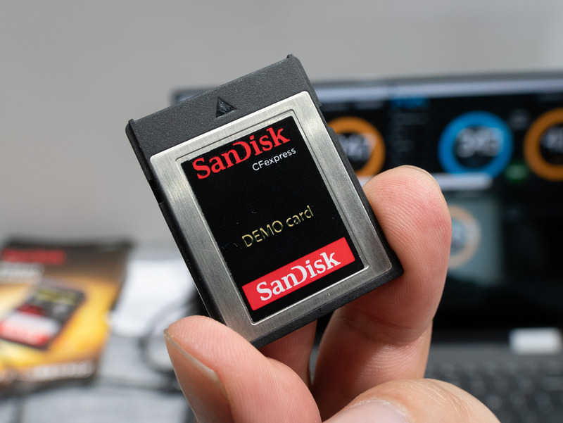 サンディスクブースのCFexpressカードのデモカード