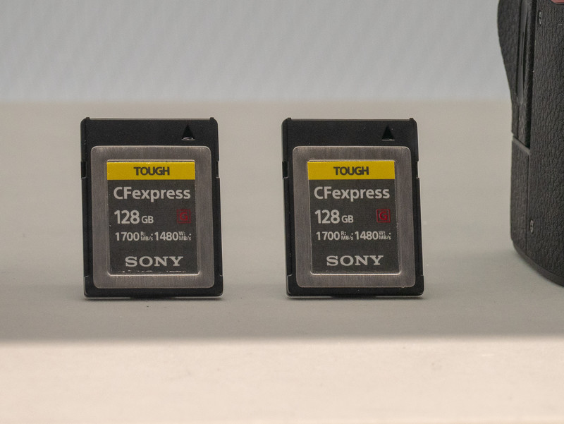さりげなく隣に置かれていたのはソニーのCFexpressカード。