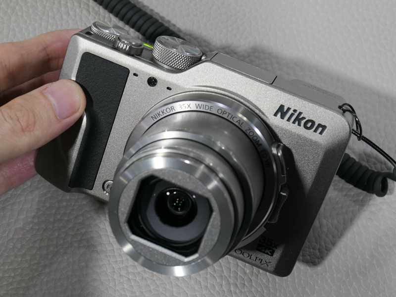 COOLPIX A1000。35倍ズームレンズとEVFを内蔵。ポップアップ式ストロボも備えている。