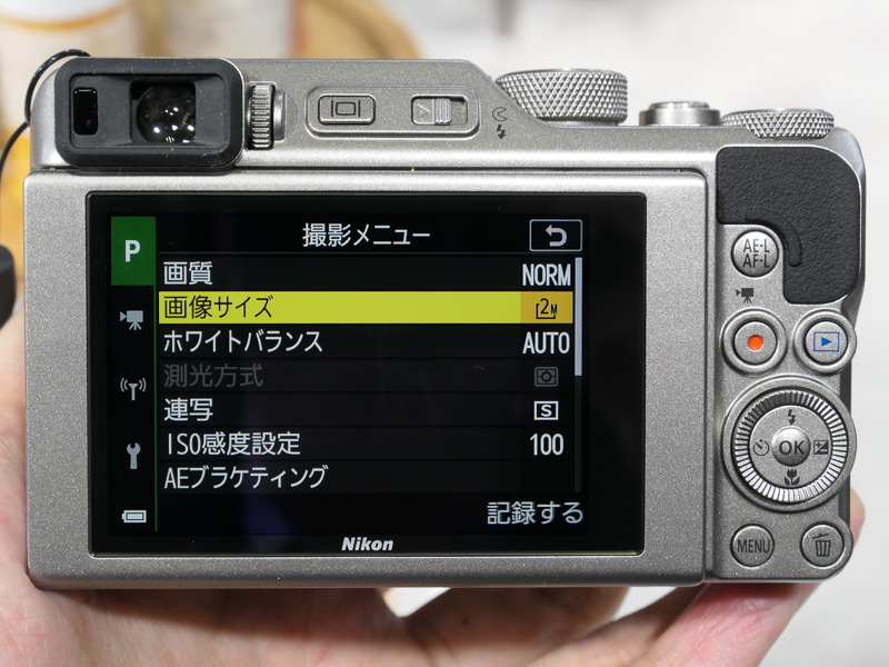 スリムタイプの高倍率ズーム機で、鏡筒わきにもズームレバーを持つのは珍しい。レバー上部のボタンは、一時的にズームアウトして被写体を見つけやすくする「クイックバックズームボタン」。