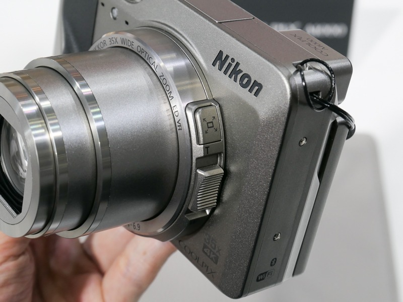 スリムタイプの高倍率ズーム機で、鏡筒わきにもズームレバーを持つのは珍しい。レバー上部のボタンは、一時的にズームアウトして被写体を見つけやすくする「クイックバックズームボタン」。