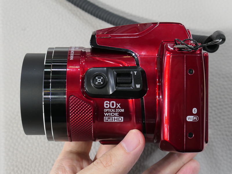 鏡筒側面にサイドズームレバーとクイックバックズームボタンを装備。