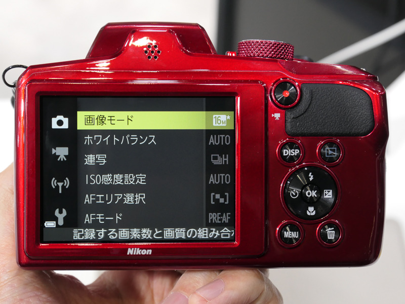 鏡筒側面にサイドズームレバーとクイックバックズームボタンを装備。