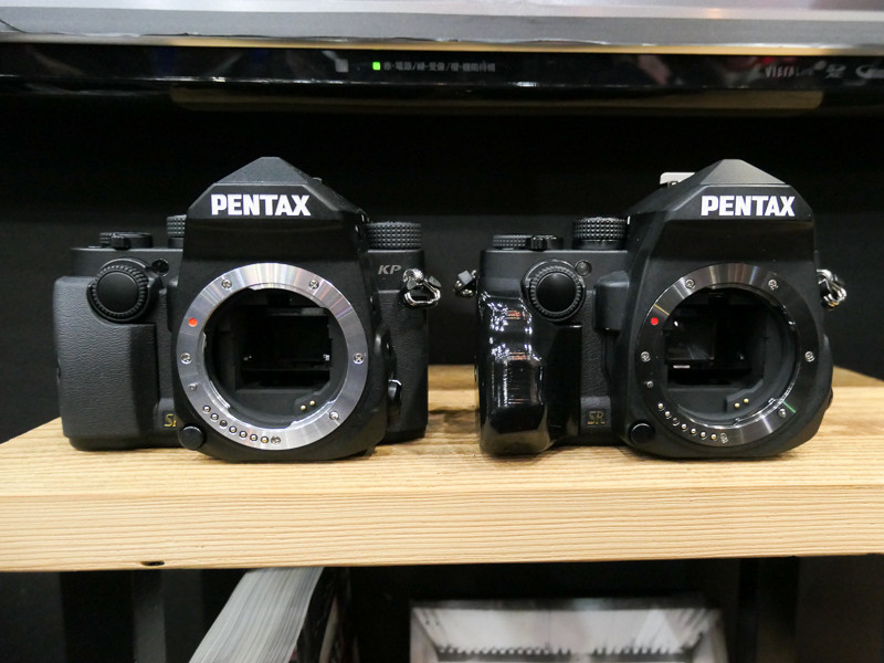 左は通常のマウント。右がDLCコーティングしたマウント。