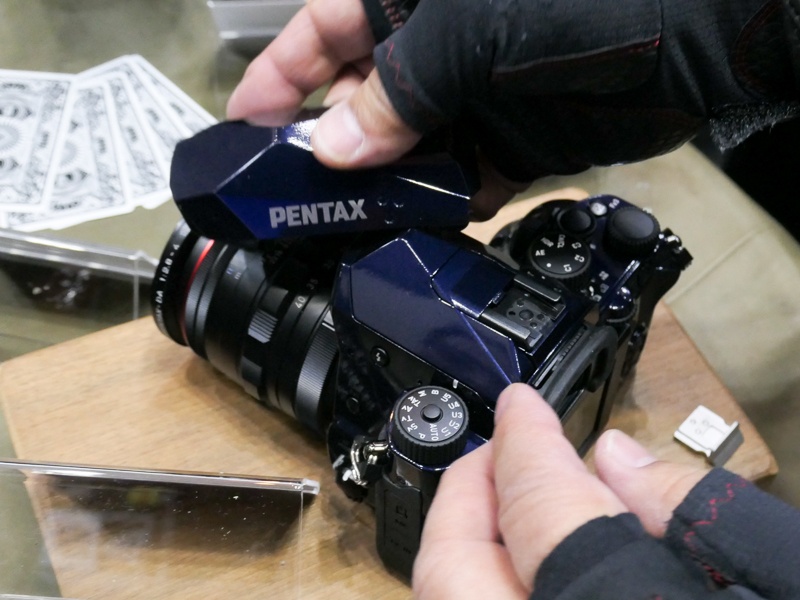 ペンタ部の張り出しには「これ以上はダメ」という基準があるそうで（K-30が限界らしい）、それを突き抜けるために外付けパーツを作るアイデアが生まれた。