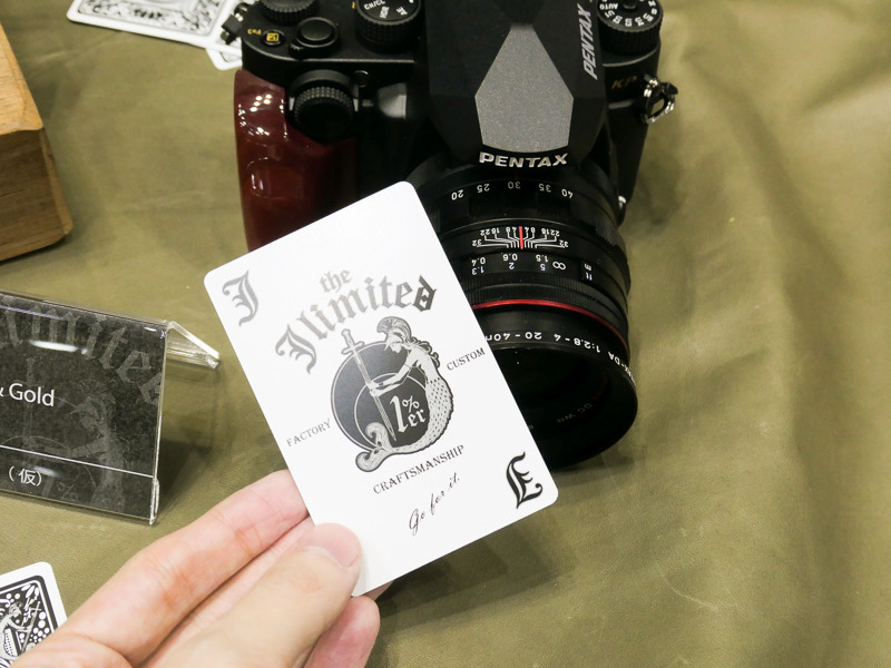 ブランドロゴのようなカードを作って配布していた。これにはリコーのロゴも、ペンタックスのロゴも記載されていない。