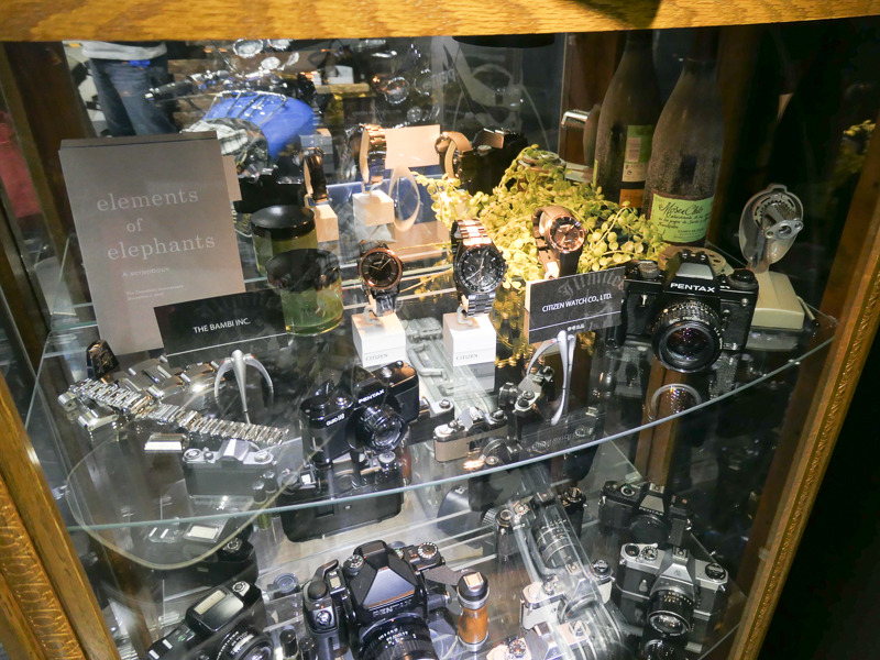 カメラ、腕時計、バイク……メカに満たされた空間。