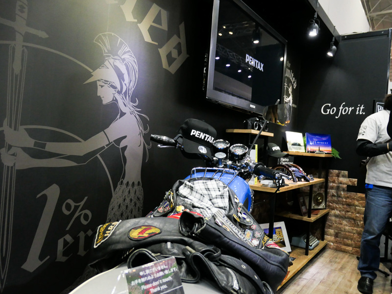 カメラ、腕時計、バイク……メカに満たされた空間。