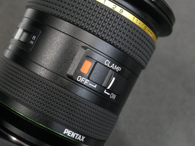 CLAMPスイッチ。フォーカスクランプ機構は、かつてペンタックスのマクロレンズに採用例がある。
