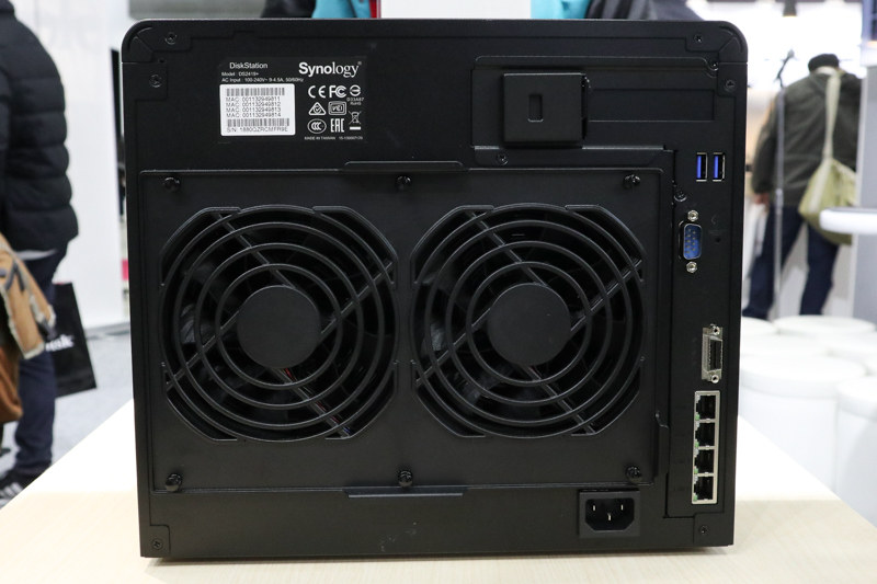 背面右上にPCIeスロットを備える