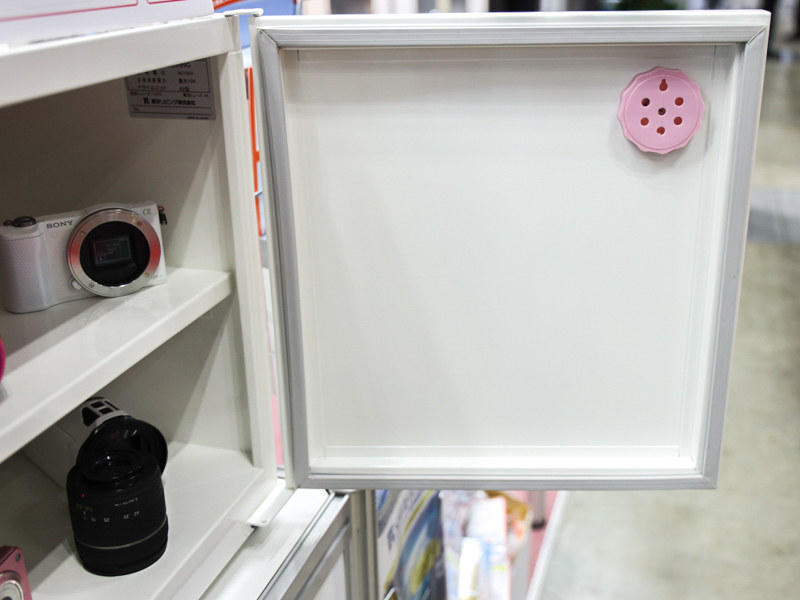 扉裏側も白く塗装されている。