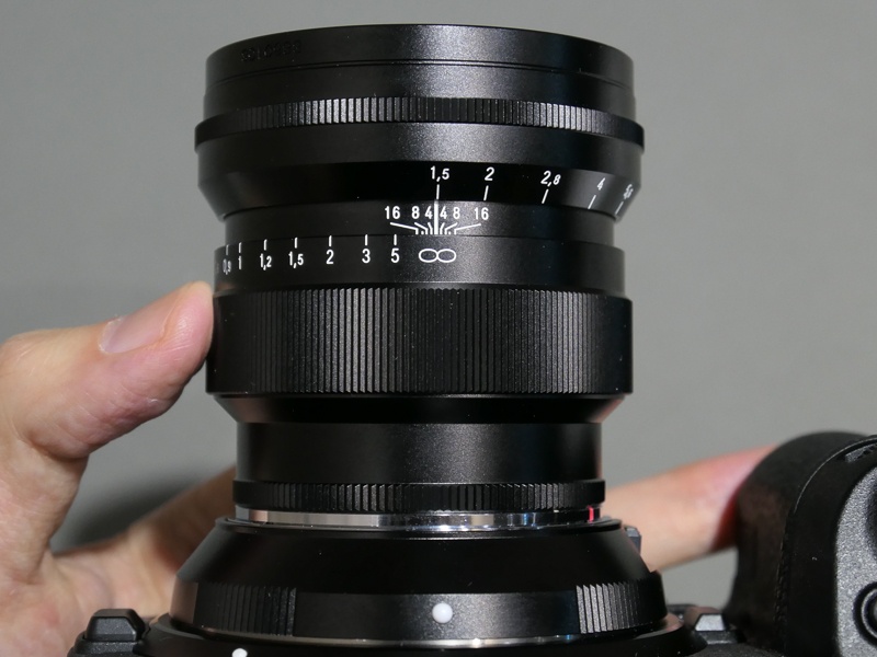 刻印書体が通常のフォクトレンダーレンズとは異なる。F値の小数点もピリオドではなくカンマ。