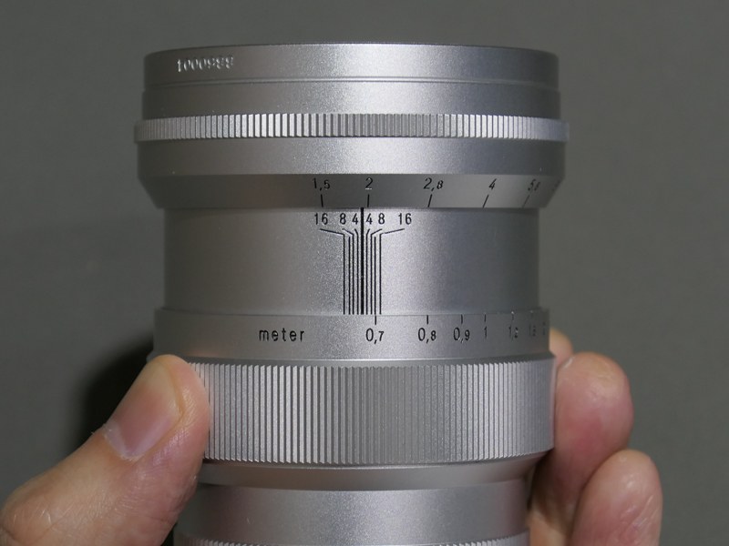 長く伸びた被写界深度スケール。