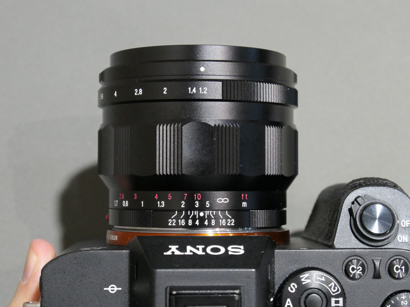 VM版にない機能は、電子接点によるEマウントカメラとの通信と、絞りクリックのオンオフ機構。最短撮影距離はVMより短い0.45m。