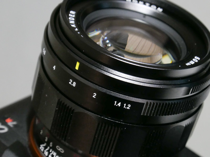 VM版にない機能は、電子接点によるEマウントカメラとの通信と、絞りクリックのオンオフ機構。最短撮影距離はVMより短い0.45m。