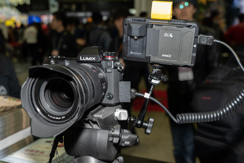 3月発売のパナソニック「LUMIX S1」と接続したデモも実施。LUMIX S1と接続しているのはレコーダーの「NINJA V」