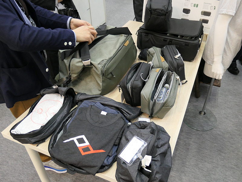 トラベルラインのポーチ類と、小さいタイプのダッフルバッグ（中央左）。