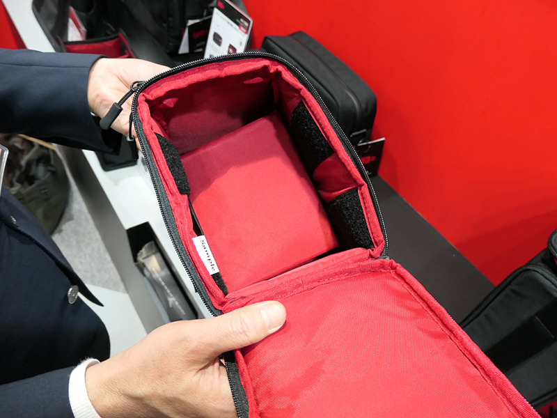 上の写真で手にしている試作品。短辺方向もジッパーで開くため、縦に入れて上側から機材を出し入れすることもできる。今一番の自信作だそうだ。
