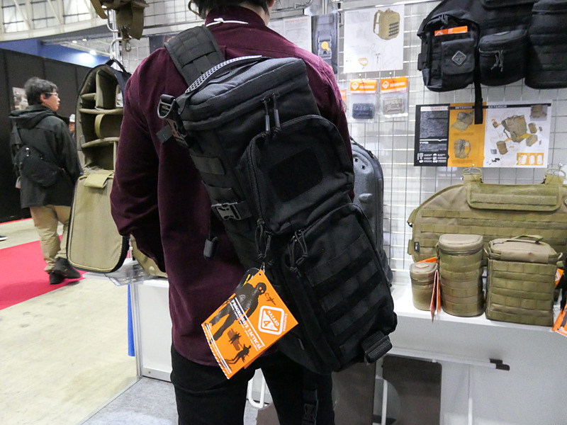 「Photo-Recon - tactical optics sling pack」（税込3万780円）。写真のブラックのほかに、ベージュ系の「コヨーテ」色がある。