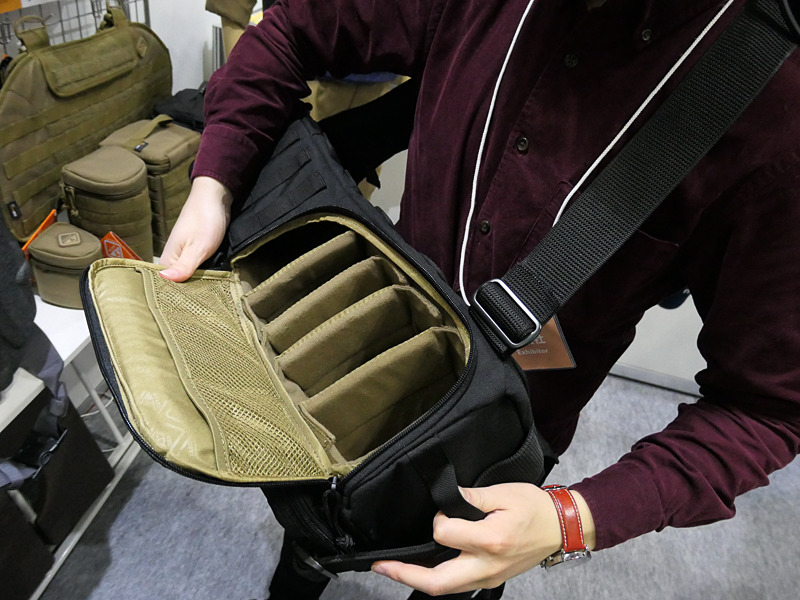 身体の前に回して機材を出し入れできる。