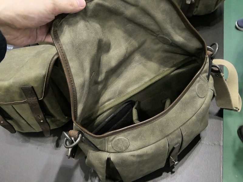 フラップはギボシで留めるタイプ。左右2か所の丸い部分に強いマグネットが埋まっており、スリが開けようとしたら気付くだろう。