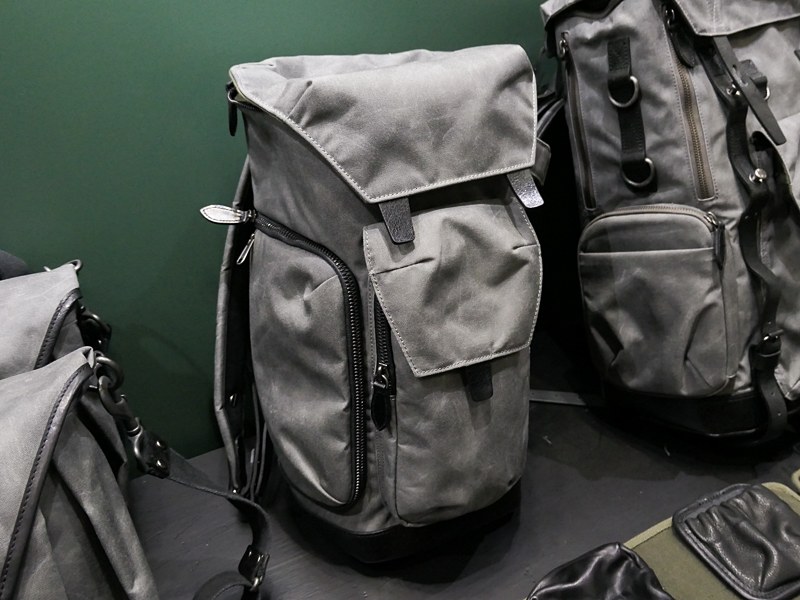 こちらはバックパック「スナイパー」（税込5万9,400円）。色はビンテージグレイ。