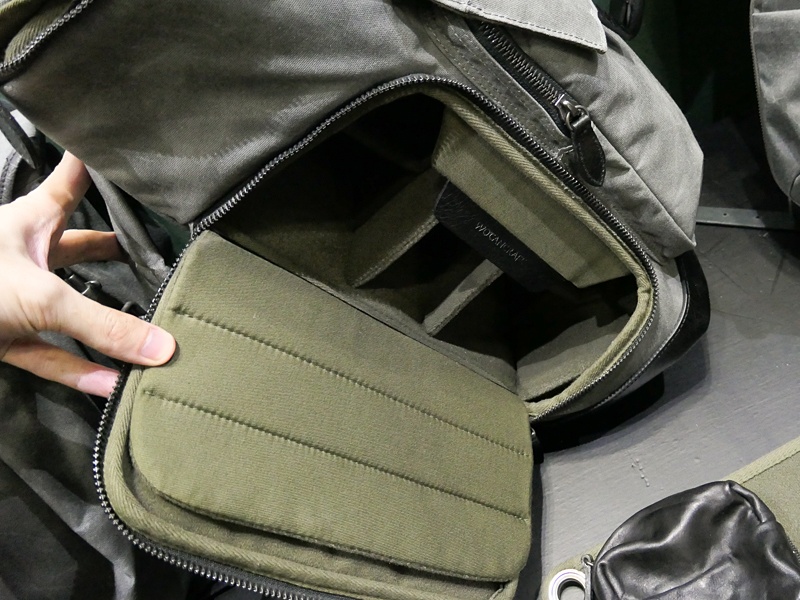 サイドアクセスに対応。フラップ部分にベルクロ式の小物入れなどを付けられる。