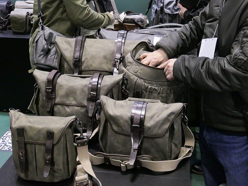 男女問わず注目されていた展示コーナー。他のカメラバッグを買ったばかりのようで、「知ってたらこっちを買ったのに！」と天を仰ぐ来場者もいた。気持ちはわかる。