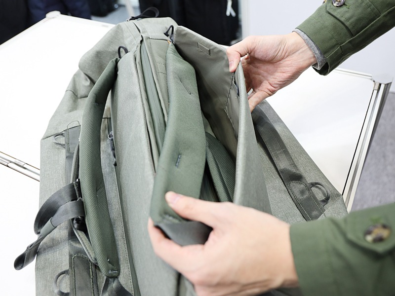 バックパックストラップは収納式。