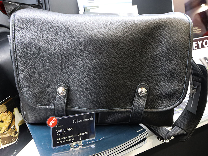 メッセンジャーバッグ「ウィリアム」（税込10万2,470円）。