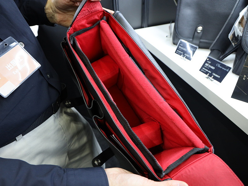 13型ノートパソコンも入るサイズ。35mmフルサイズの一眼レフカメラと交換レンズが収まる。