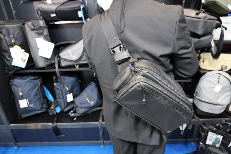 上側に見える側面のポケット部分に、ペットボトルの収納に対応するメッシュポケットが収納されている。