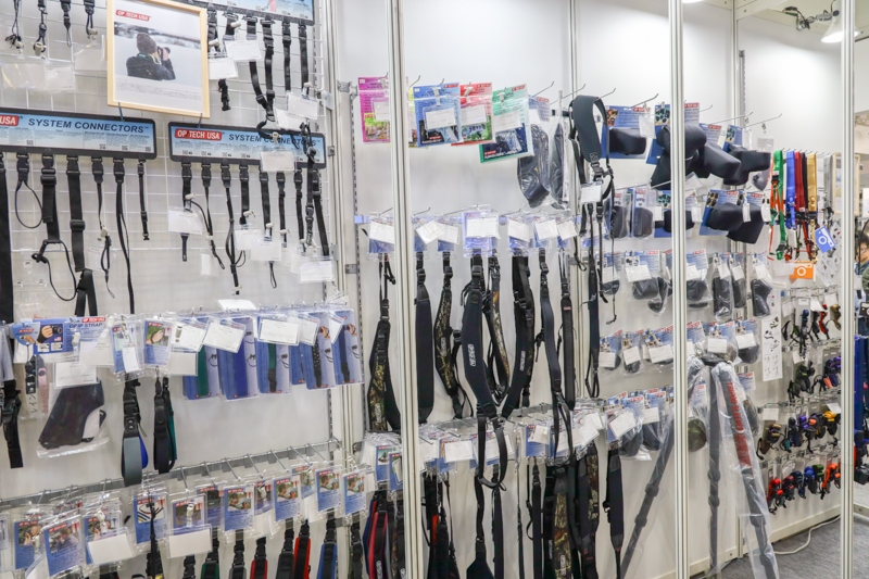 銀一株式会社ブースより。壁面いっぱいに同社取り扱いのストラップ製品がならぶ。