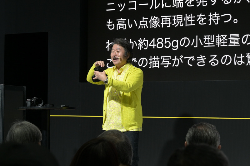 ニコンブースのフォト＆ムービーステージで話す阿部秀之さん。