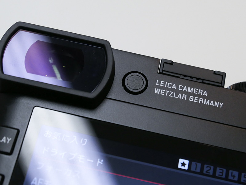 視度調整ダイヤルは、不用意に触ってしまわない構造に変更。ダイヤルそのものがプッシュ/プッシュ式で本体内に引っ込むようになった。