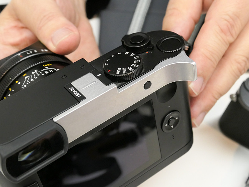 開発中というライカQ2用サムレストの試作品。視度調整ダイヤル部分をカバーしつつ、サムボタンを上から押せるようになっている。カメラ本体と接している面が広いため、ガタつきが起きにくそうだ。