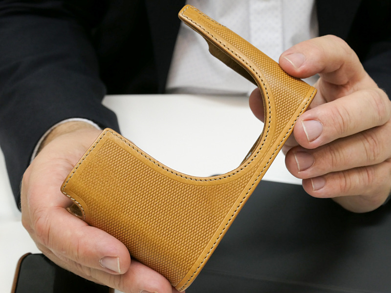 ダイヤモンドパターンのスタンプを施したレザーケース。