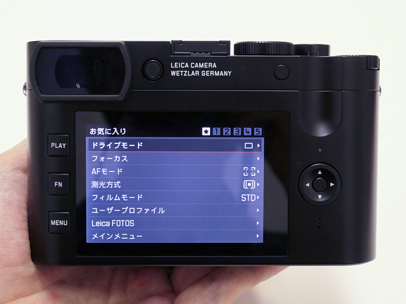 背面左側に並ぶボタンを3つに絞った。従来は丸い小さなボタンが5つ並んでいた。