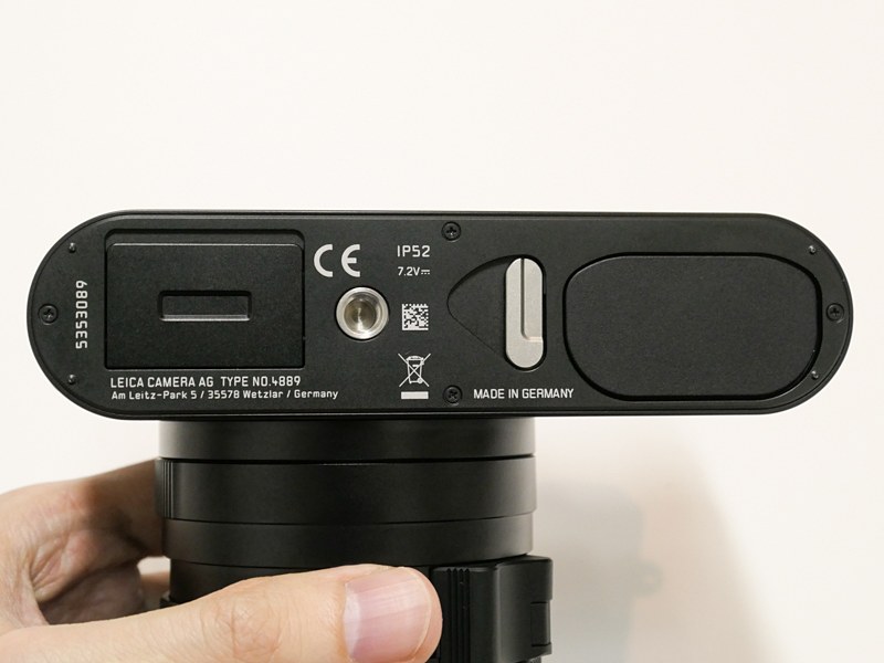 底面。銀色のレバーを操作してバッテリーを外す。