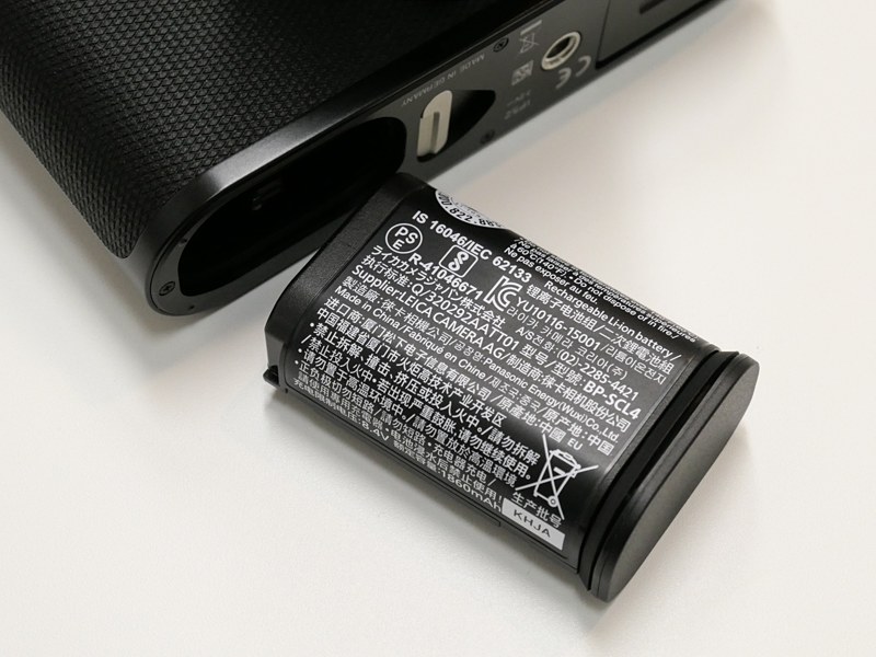 ライカSLと同じ大型バッテリーになった。従来はここにSDカードスロットもあった。